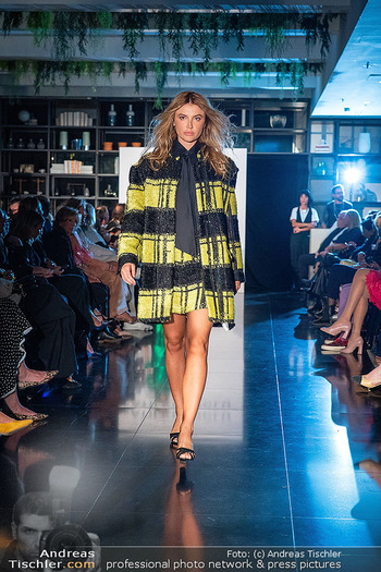 Atil Kutoglu Fashionshow - Le Meridien, Wien - Mi 01.10.2025 - Modenschau, Model auf Laufsteg, Wespe1