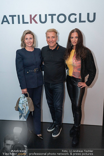 Atil Kutoglu Fashionshow - Le Meridien, Wien - Mi 01.10.2025 - Susanne RAAB, Katharina NEHAMMER, Atil KUTOGLU3