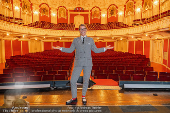 Premiere ´Kunst´ - Stadttheater Berndorf - Do 02.10.2025 - Kristina SPRENGER5