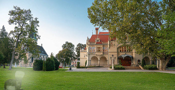 Premiere ´Kunst´ - Stadttheater Berndorf - Do 02.10.2025 - Stadttheater Berndorf von außen, Theaterpark, Marienkirche11