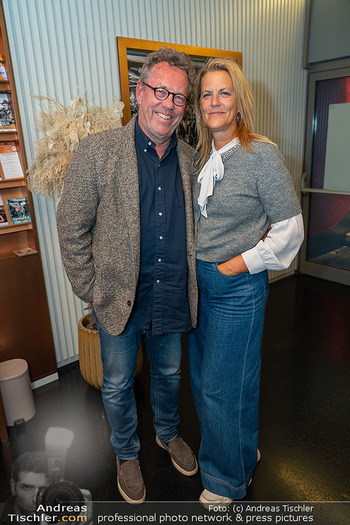 Kabarettpremiere ´Der Lack ist ab´ - CasaNova, Wien - Di 07.10.2025 - Herbert STEINBÖCK mit Freundin Petra13