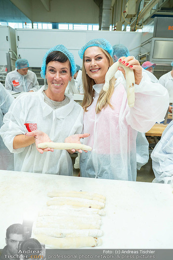 Pro Juventute Promi-backen - DerMann Brotway, Wien - Mi 08.10.2025 - Adriana ZARTL, Martina KAISER15