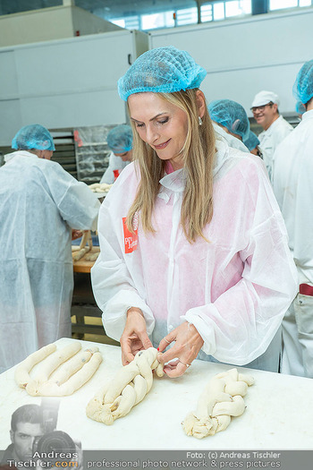 Pro Juventute Promi-backen - DerMann Brotway, Wien - Mi 08.10.2025 - Martina KAISER19