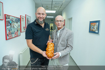 Pro Juventute Promi-backen - DerMann Brotway, Wien - Mi 08.10.2025 - Kurt MANN mit Sohn Michael29