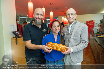 Pro Juventute Promi-backen - DerMann Brotway, Wien - Mi 08.10.2025 - Kurt MANN mit Sohn Michael, Caroline ATHANASIADIS31