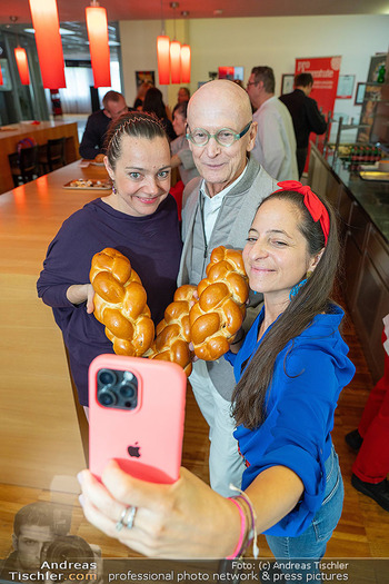 Pro Juventute Promi-backen - DerMann Brotway, Wien - Mi 08.10.2025 - Kurt MANN, Caroline ATHANASIADIS, Gudrun NIKODEM-EICHENHARDT34
