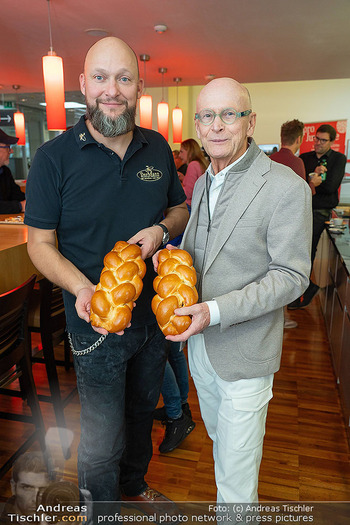 Pro Juventute Promi-backen - DerMann Brotway, Wien - Mi 08.10.2025 - Kurt MANN mit Sohn Michael35