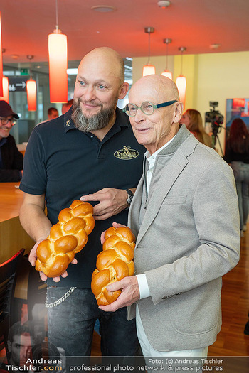 Pro Juventute Promi-backen - DerMann Brotway, Wien - Mi 08.10.2025 - Kurt MANN mit Sohn Michael36