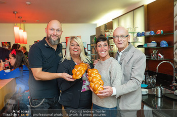 Pro Juventute Promi-backen - DerMann Brotway, Wien - Mi 08.10.2025 - Kurt MANN mit Sohn Michael, Claudia GEIGER, Adriana ZARTL37