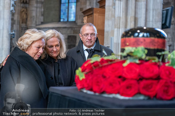 Trauerzeremonie Harald Serafin - Stephansdom, Wien - Mi 08.10.2025 - Ingeborg SERAFIN an der Urne36