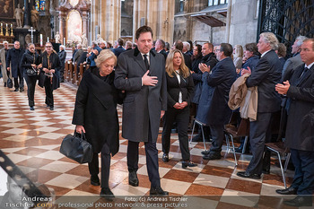 Trauerzeremonie Harald Serafin - Stephansdom, Wien - Mi 08.10.2025 - Daniel SEARFIN mit Mutter Ingeborg beim Auszug161