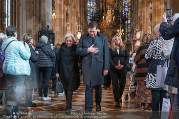 Trauerzeremonie Harald Serafin - Stephansdom, Wien - Mi 08.10.2025 - Daniel SEARFIN mit Mutter Ingeborg beim Auszug162