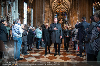 Trauerzeremonie Harald Serafin - Stephansdom, Wien - Mi 08.10.2025 - Daniel SEARFIN mit Mutter Ingeborg beim Auszug163