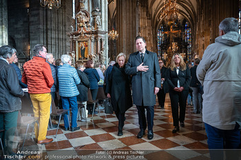 Trauerzeremonie Harald Serafin - Stephansdom, Wien - Mi 08.10.2025 - Daniel SEARFIN mit Mutter Ingeborg beim Auszug164
