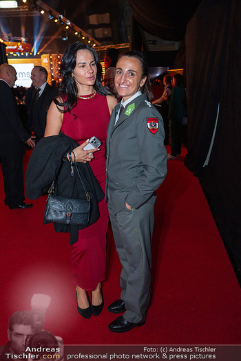 Lotterien Sporthilfe Gala - Stadthalle, Wien - Mi 08.10.2025 - Lara VADLAU mit Freundin102