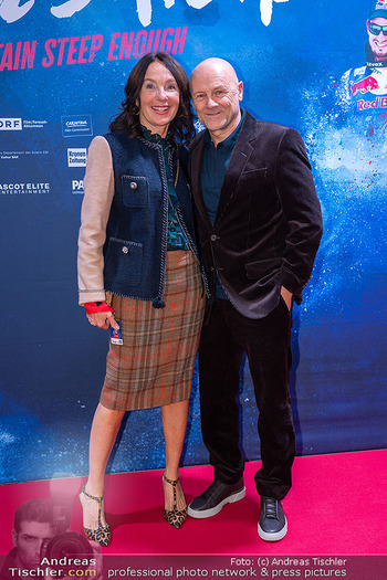 Kinopremiere ´Downhill Skiers´ - Gartenbaukino Wien - Mo 13.10.2025 - Gerald SALMINA mit Begleitung (Ehefrau, Freundin?)10