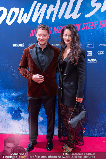 Kinopremiere ´Downhill Skiers´ - Gartenbaukino Wien - Mo 13.10.2025 - Justin MURISIER mit Begleitung (Ehefrau, Freundin?)45