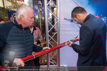 Kinopremiere ´Downhill Skiers´ - Gartenbaukino Wien - Mo 13.10.2025 - Vincent KRIECHMAYR schreibt Autogramm auf Skier57