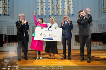 GW Cosmetics Charity Gala - Wiener Konzerthaus, Wien - Mi 15.10.2025 - Amra und Rainer DEISENHAMMER, Asmik GRIGORIAN mit Scheck121
