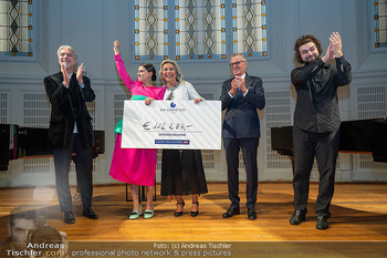 GW Cosmetics Charity Gala - Wiener Konzerthaus, Wien - Mi 15.10.2025 - Amra und Rainer DEISENHAMMER, Asmik GRIGORIAN mit Scheck122