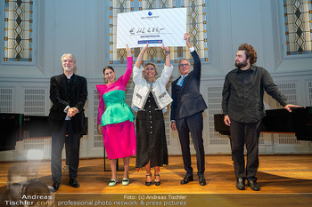 GW Cosmetics Charity Gala - Wiener Konzerthaus, Wien - Mi 15.10.2025 - Amra und Rainer DEISENHAMMER, Asmik GRIGORIAN mit Scheck125