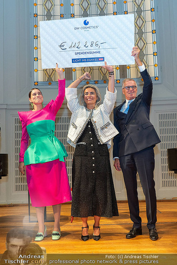 GW Cosmetics Charity Gala - Wiener Konzerthaus, Wien - Mi 15.10.2025 - Amra und Rainer DEISENHAMMER, Asmik GRIGORIAN mit Scheck126