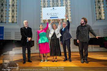 GW Cosmetics Charity Gala - Wiener Konzerthaus, Wien - Mi 15.10.2025 - Amra und Rainer DEISENHAMMER, Asmik GRIGORIAN mit Scheck127