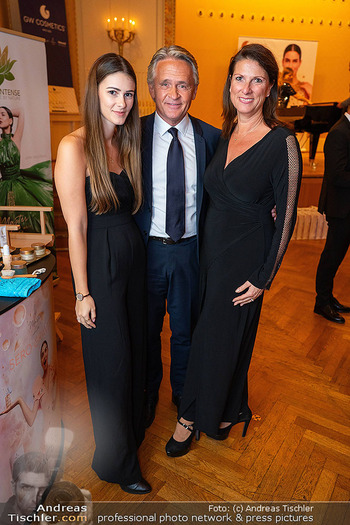 GW Cosmetics Charity Gala - Wiener Konzerthaus, Wien - Mi 15.10.2025 - Familie Peter WESTENTHALER mit Ehefrau Dagmar, Tochter Cornelia 150
