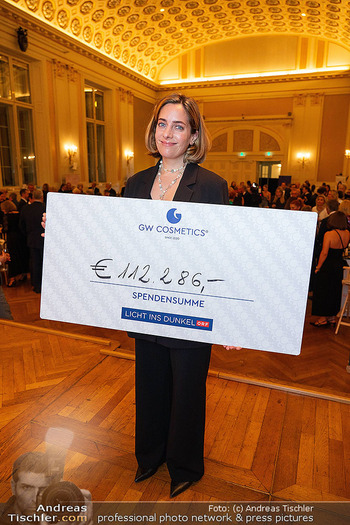 GW Cosmetics Charity Gala - Wiener Konzerthaus, Wien - Mi 15.10.2025 - Lisa ZUCKERSTÄTTER mit Spendenscheck168