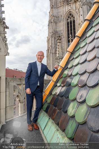 Segnung Staud´s Adventkalender - Stephansdom Dachboden, Wien - Mi 22.10.2025 - Dompfarrer Anton Toni FABER am Dach des Stephansdoms48