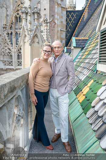 Segnung Staud´s Adventkalender - Stephansdom Dachboden, Wien - Mi 22.10.2025 - Kurt MANN mit Freundin Renata57