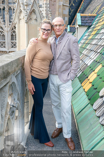 Segnung Staud´s Adventkalender - Stephansdom Dachboden, Wien - Mi 22.10.2025 - Kurt MANN mit Freundin Renata58