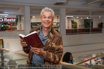 Thomas Brezina Buchpräsentation - Thalia Wien Mitte - Mi 22.10.2025 - Thomas BREZINA (Portrait mit Buch)2