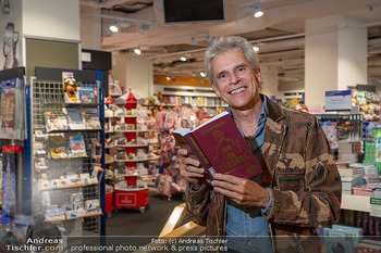 Thomas Brezina Buchpräsentation - Thalia Wien Mitte - Mi 22.10.2025 - Thomas BREZINA (Portrait mit Buch)5