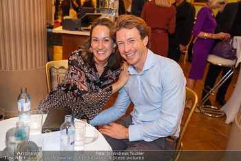 Premiere ´Der Theatermacher´ - Theater in der Josefstadt, Wien - Do 23.10.2025 - Bianca SCHWARZJIRG mit Ehemann Michael Micky SZYMONIUK3