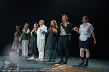 Premiere ´Der Theatermacher´ - Theater in der Josefstadt, Wien - Do 23.10.2025 - Ensemble um Herbert FÖTTINGER beim Schlussapplaus auf der Bühn9