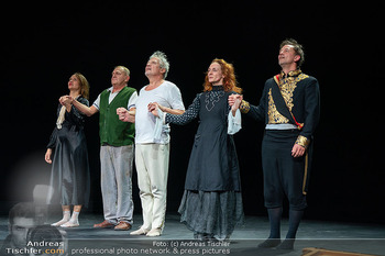Premiere ´Der Theatermacher´ - Theater in der Josefstadt, Wien - Do 23.10.2025 - Ensemble um Herbert FÖTTINGER beim Schlussapplaus auf der Bühn10