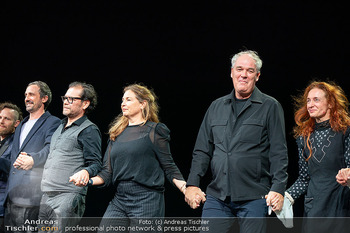 Premiere ´Der Theatermacher´ - Theater in der Josefstadt, Wien - Do 23.10.2025 - Ensemble um Herbert FÖTTINGER beim Schlussapplaus auf der Bühn11