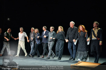 Premiere ´Der Theatermacher´ - Theater in der Josefstadt, Wien - Do 23.10.2025 - Ensemble um Herbert FÖTTINGER beim Schlussapplaus auf der Bühn12