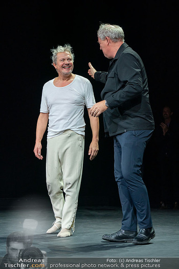 Premiere ´Der Theatermacher´ - Theater in der Josefstadt, Wien - Do 23.10.2025 - Herbert FÖTTINGER, Matthias HARTMANN beim Schlussapplaus14