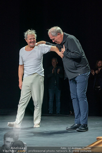 Premiere ´Der Theatermacher´ - Theater in der Josefstadt, Wien - Do 23.10.2025 - Herbert FÖTTINGER, Matthias HARTMANN beim Schlussapplaus15