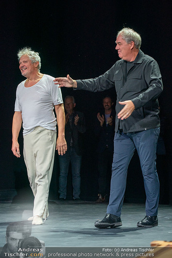 Premiere ´Der Theatermacher´ - Theater in der Josefstadt, Wien - Do 23.10.2025 - Herbert FÖTTINGER, Matthias HARTMANN beim Schlussapplaus16