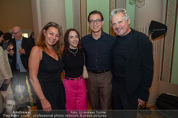 Premiere ´Der Theatermacher´ - Theater in der Josefstadt, Wien - Do 23.10.2025 - Familie Herbert FÖTTINGER, Sanda CERVIK mit Sohn Fabian, Freund47