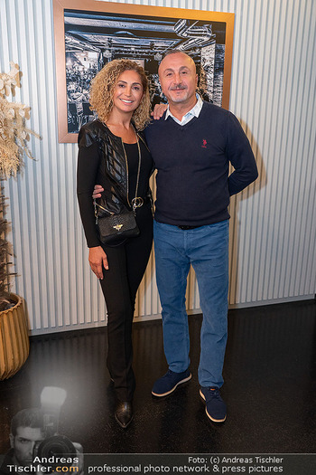 Premiere Nina Hartmann ´Good Weibrations´ - CasaNova, Wien - Di 28.10.2025 - Eser AKBABA mit Bruder Özaydin AKBABA (Ötschi)13