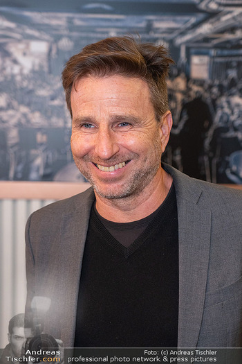 Premiere Nina Hartmann ´Good Weibrations´ - CasaNova, Wien - Di 28.10.2025 - Tim CUPAL (Portrait)31