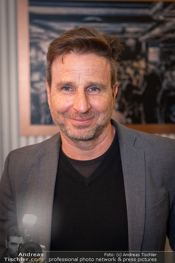 Premiere Nina Hartmann ´Good Weibrations´ - CasaNova, Wien - Di 28.10.2025 - Tim CUPAL (Portrait)33