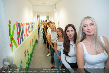 Miss und Mister Austria Casting - Auhof Center, Wien - Sa 08.11.2025 - Teilnehmerinnen, Kandidatinnen backstage kurz vor Beginn der Sho55