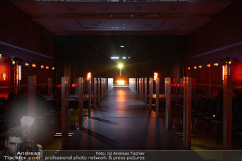 Austrian Fashion Awards - VHS Veranstaltungszentrum, Wien - Mi 12.11.2025 - Laufsteg, Scheinwerfer, dunkel, Veranstaltungsraum10