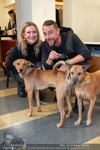 Kinopremiere ´Aufputzt is´´ - Gartenbaukino Wien - Mo 17.11.2025 - Angelika NIEDETZKY mit Freund Manfred BREITWIESER und Hunden74