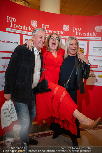 Pro Juventute Charity - Congress Center Casino Baden - Di 18.11.2025 - Walter SCHACHNER mit Ehefrau Conny Cornelia, Emese HUNYADY32
